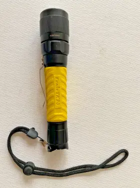 Fenix Fx-tk20by Rare Tk20 Flashlight Black And Yellow Body Cree Led 150 Lumens 2 X Aa