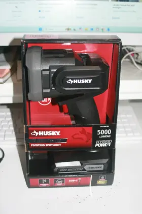 Husky 916406 Rechargeable Spotlight 5000 Lumens Hybrid Power Swivel Head Hook Usb-c